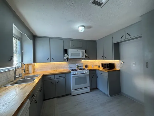 $1,450 | 301 19th Avenue North, Texas City, TX 77590