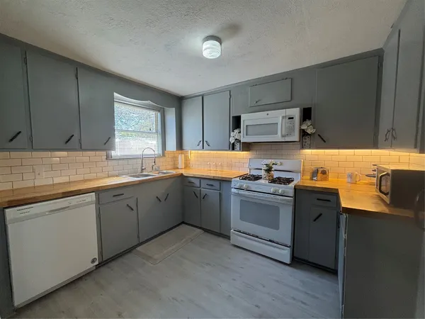 $1,450 | 301 19th Avenue North, Texas City, TX 77590
