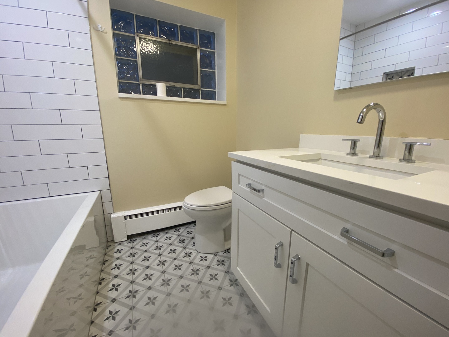 501 Sheridan Road, Unit A1 Evanston, IL 60202 - Photo 27 of 30 a bathroom with a sink a toilet and a bathtub