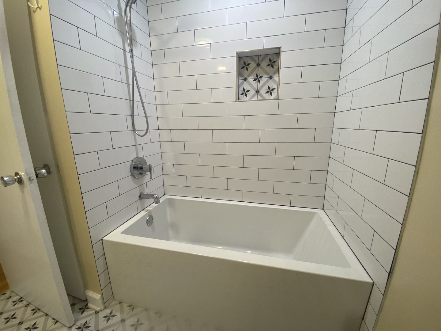 501 Sheridan Road, Unit A1 Evanston, IL 60202 - Photo 29 of 30 a white bath tub sitting next to a shower