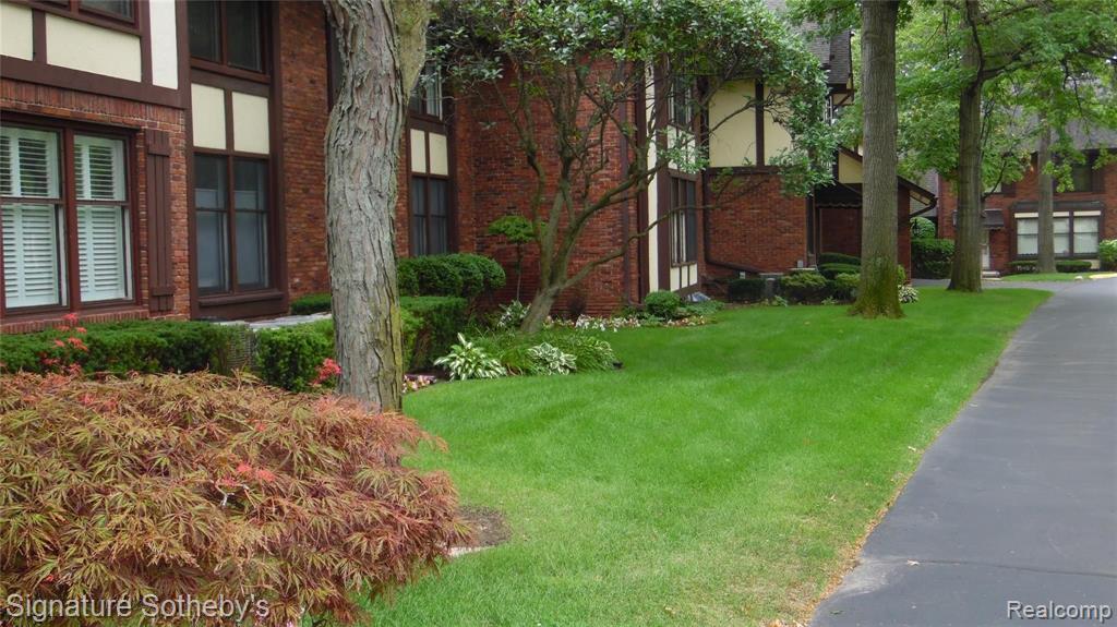 1750 Vernier Road, Unit 5 Grosse Pointe Woods, MI 48236 - Photo 23 of 33