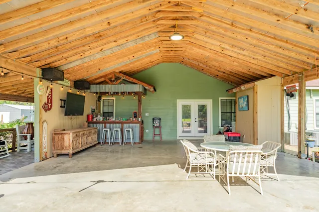 a view of an outdoor space