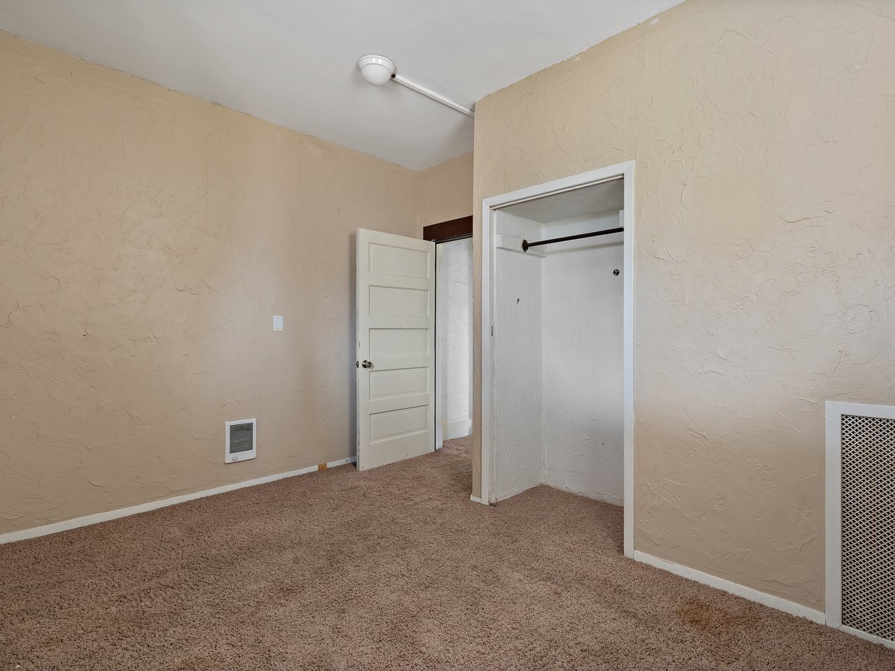 1546 12th Avenue Moline, IL 61265 - Photo 7 of 32 a view of an empty room