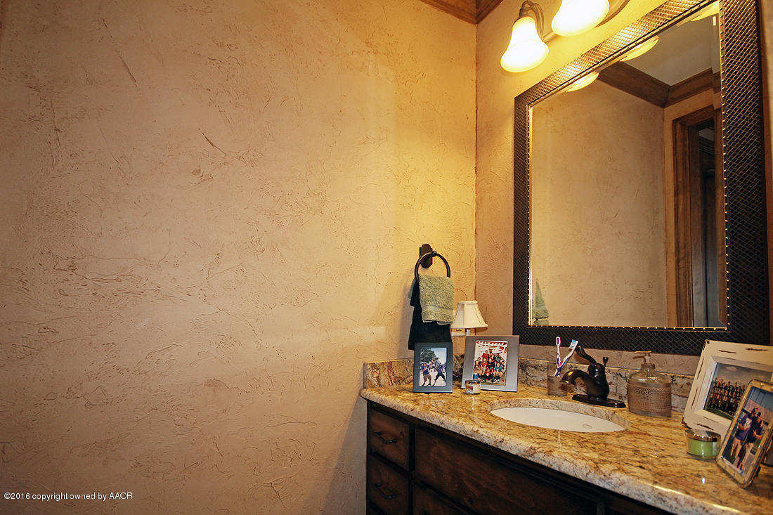 1009 Girl Scout Road Amarillo, TX 79124 - Photo 40 of 81 Jack N Jill Bath 3&4