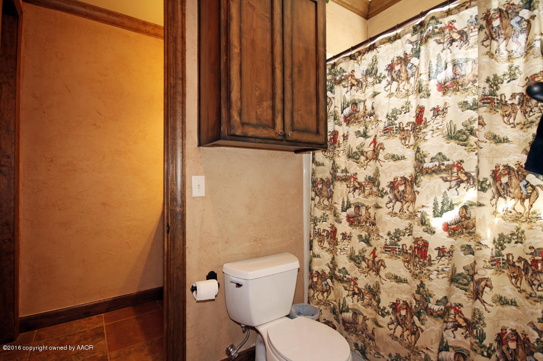 1009 Girl Scout Road Amarillo, TX 79124 - Photo 41 of 81 Jack N Jill Bath 3&4