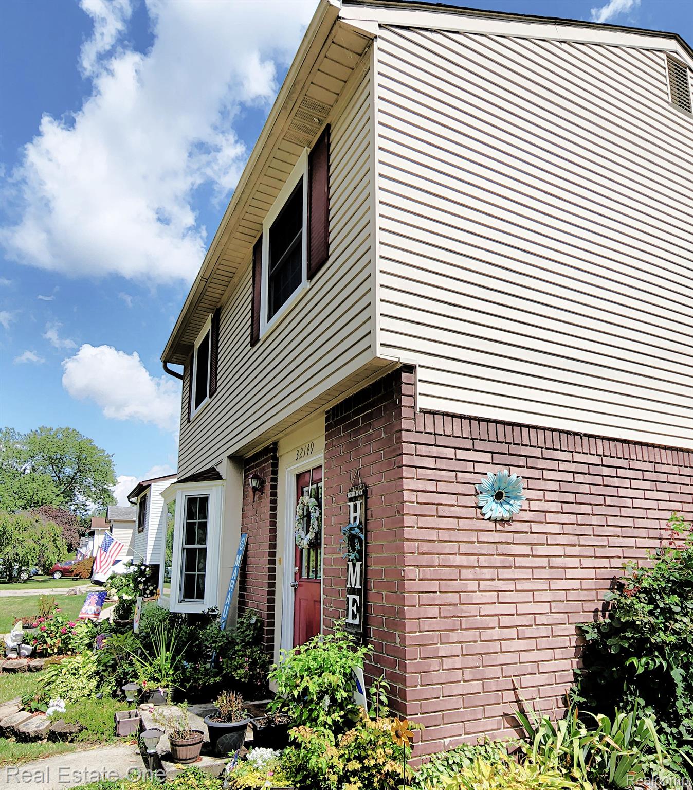 32149 Dixie Manor Road Rockwood, MI 48173 - Photo 4 of 30 Brick and vinyl siding exterior, new windows