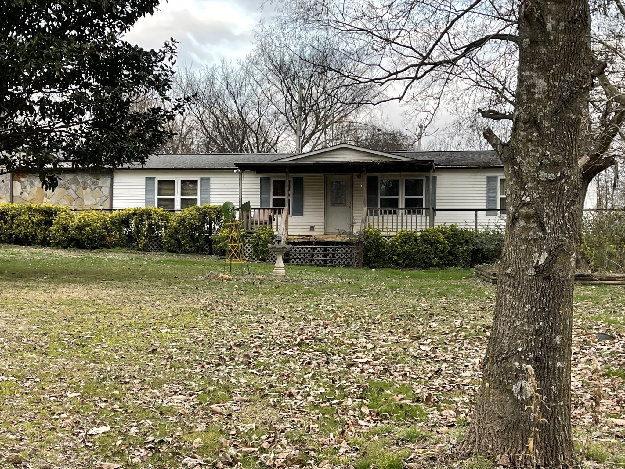 4426 William Woodard Road Springfield, TN 37172 - Photo 1 of 17 a front view of a house with garden