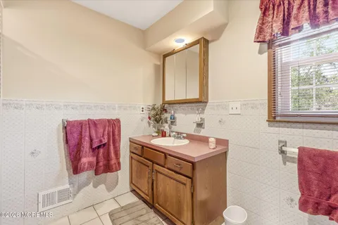 $899,900 | 5 McCaffery Road, Manalapan, NJ 07726