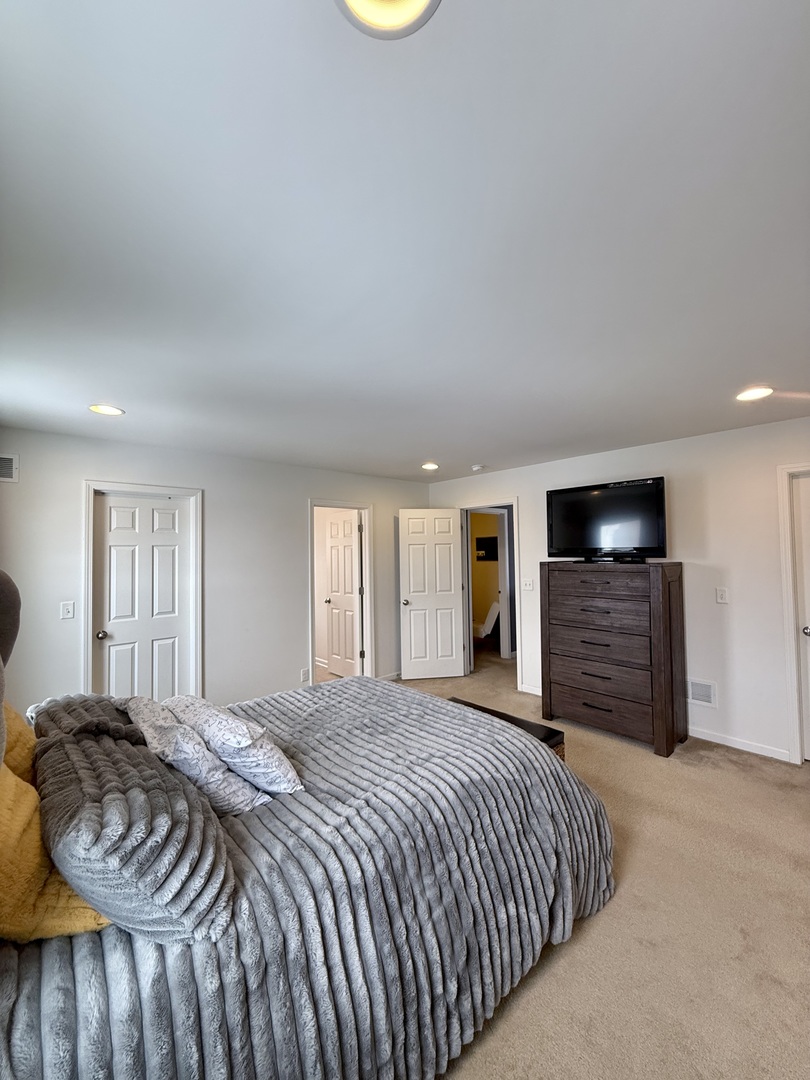 522 Windett Ridge Road Yorkville, IL 60560 - Photo 16 of 20 a bedroom with a bed and a television