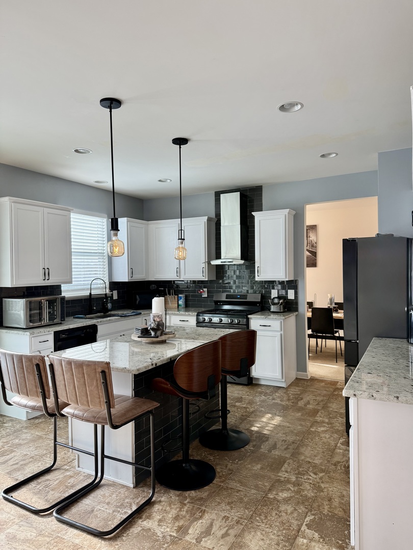 522 Windett Ridge Road Yorkville, IL 60560 - Photo 6 of 20 a kitchen with counter space cabinets and appliances