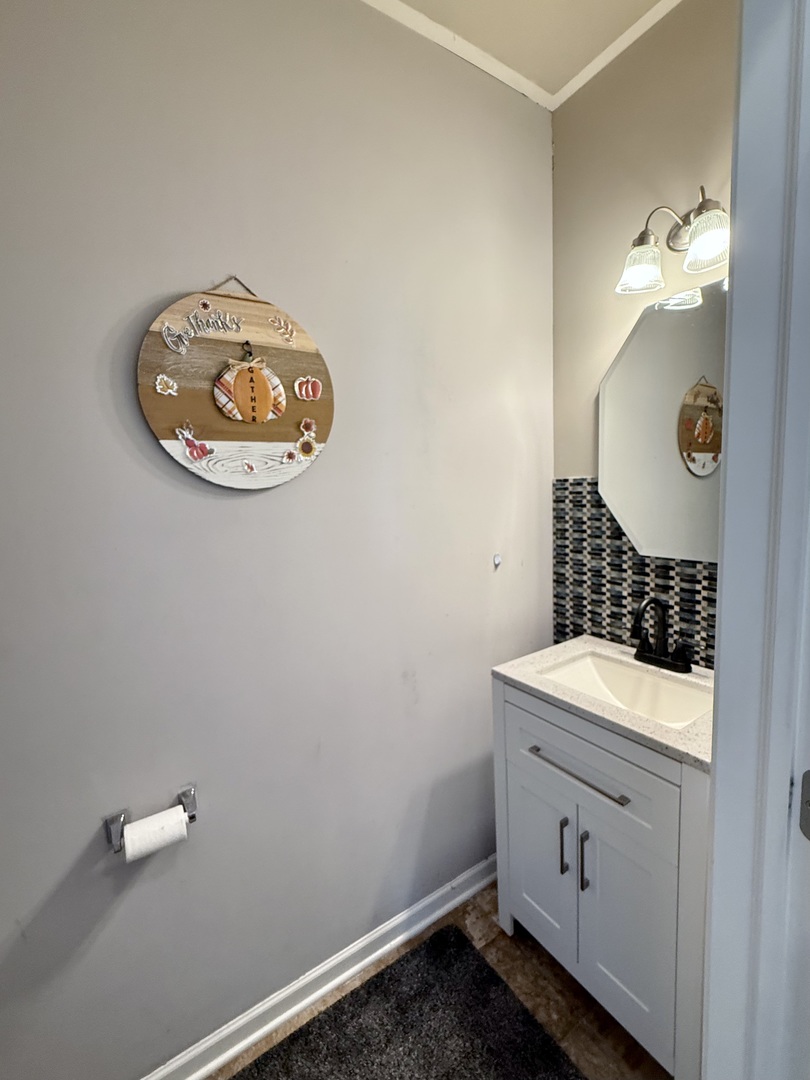 522 Windett Ridge Road Yorkville, IL 60560 - Photo 8 of 20 a bathroom with a sink and a mirror