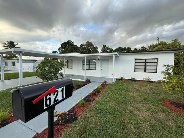 a view of a house with backyard
