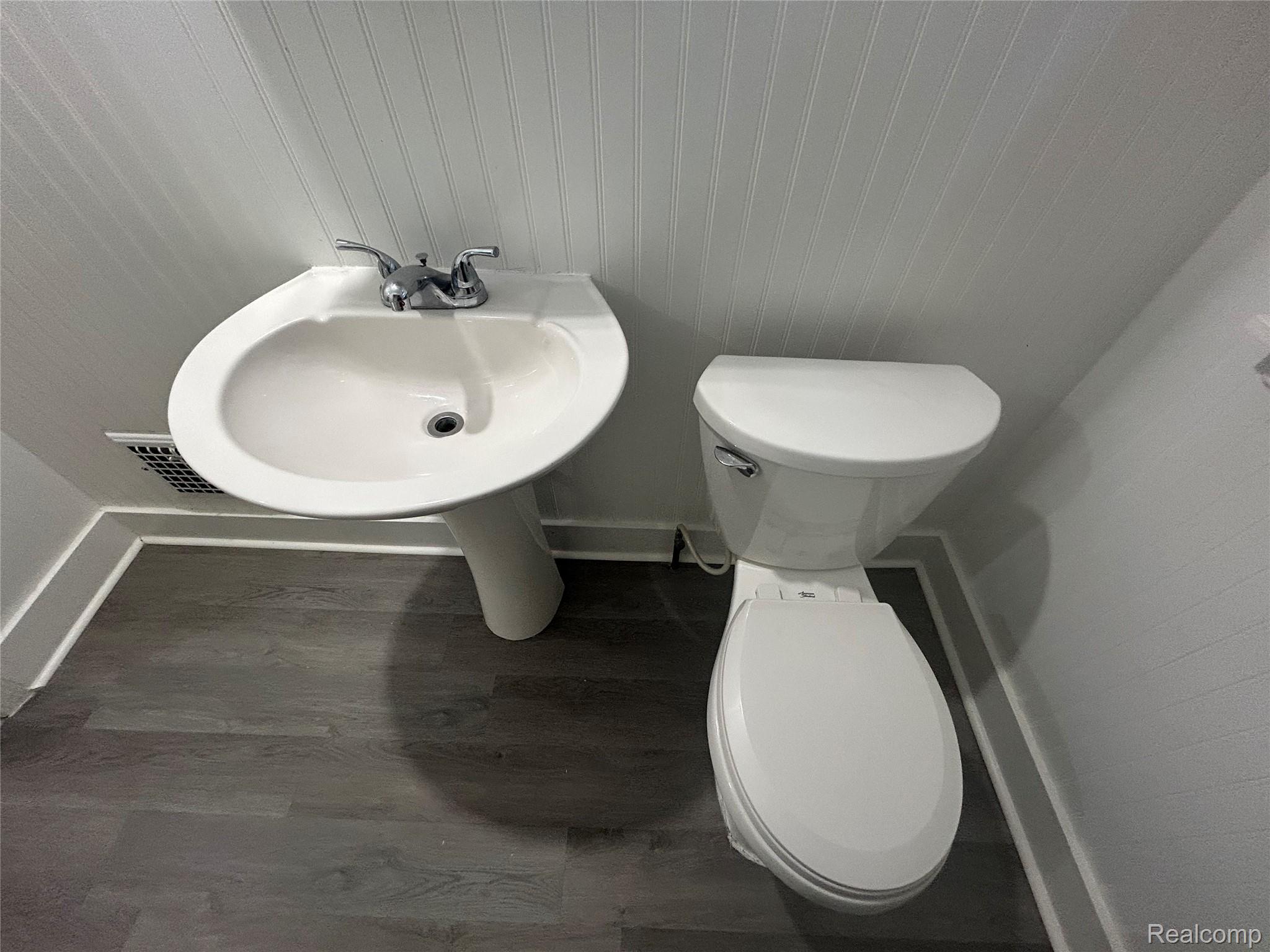 4401 Buckingham Detroit, MI 48224 - Photo 35 of 41 Bathroom - upper