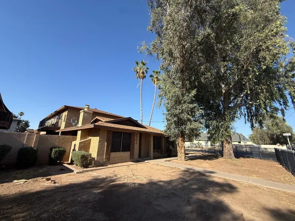 a view of a house with a yard