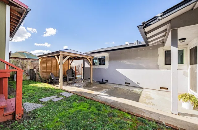 a view of a house with backyard