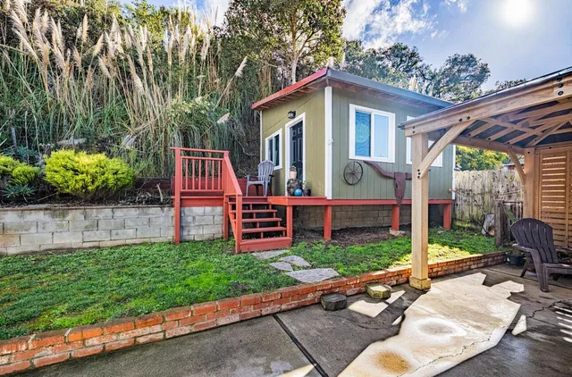 a view of a house with backyard
