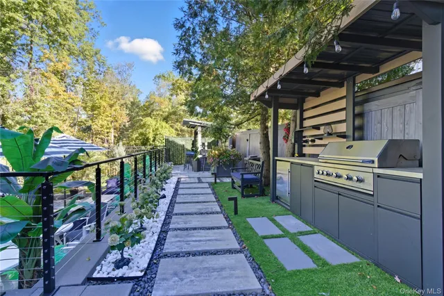 $1,699,000 | 419 Centre Island Road, Centre Island, NY 11771