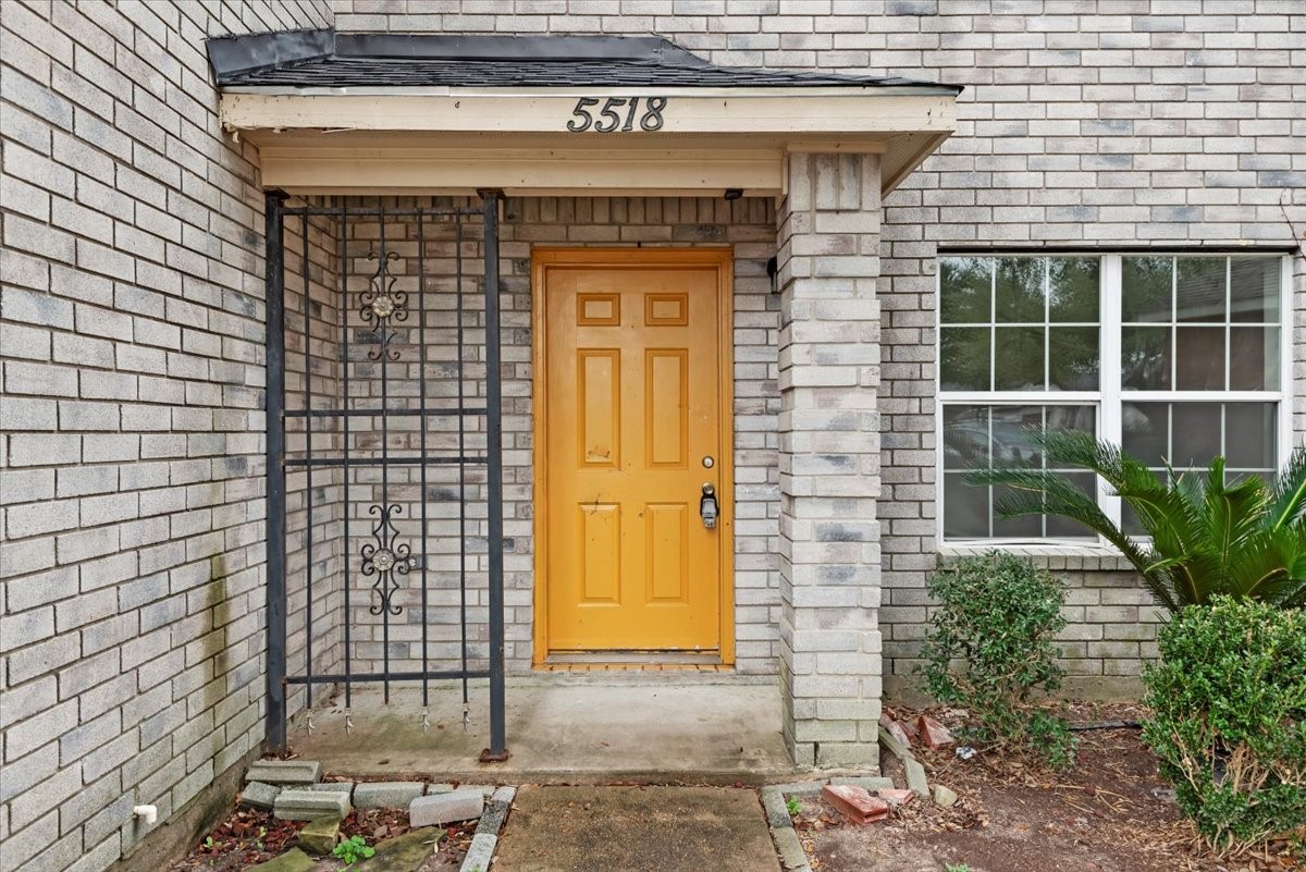 5518 Rio Alamo Street Rosharon, TX 77583 - Photo 2 of 25 a front view of a house with a shower