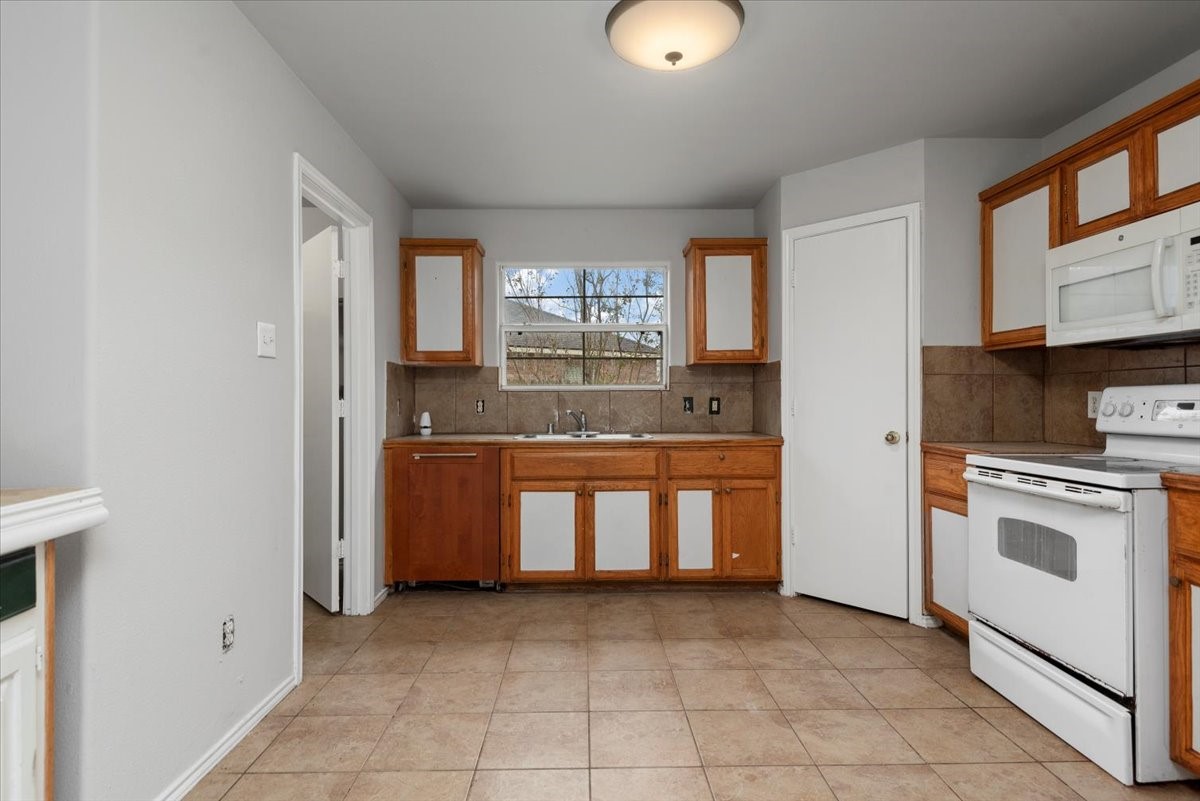 5518 Rio Alamo Street Rosharon, TX 77583 - Photo 9 of 25 a kitchen with stainless steel appliances granite countertop a stove a sink and a refrigerator