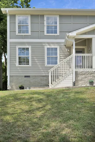 a view of a house with yard and porch