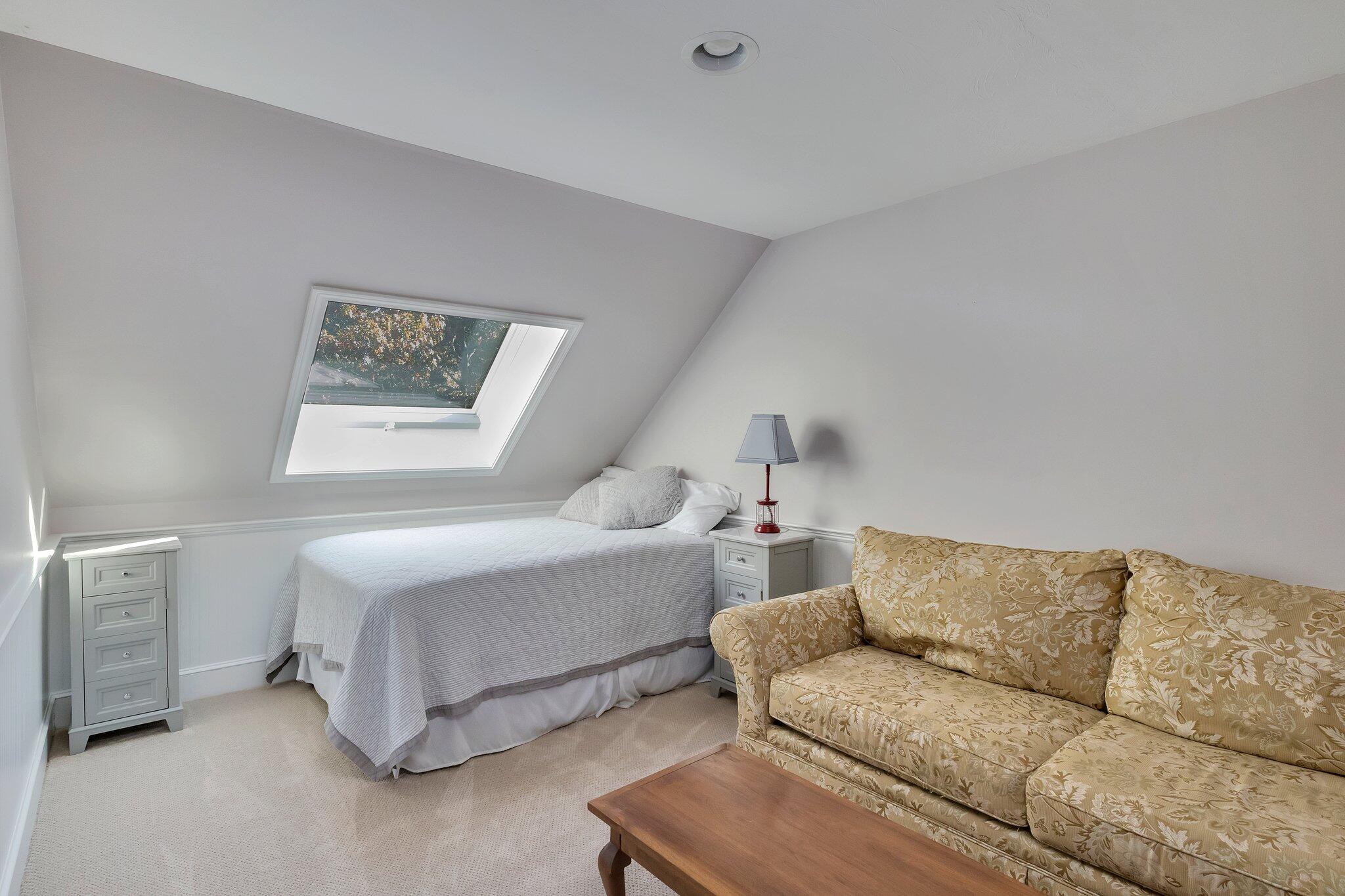 15 Regatta Drive Mashpee, MA 02649 - Photo 32 of 55 a living room with a couch