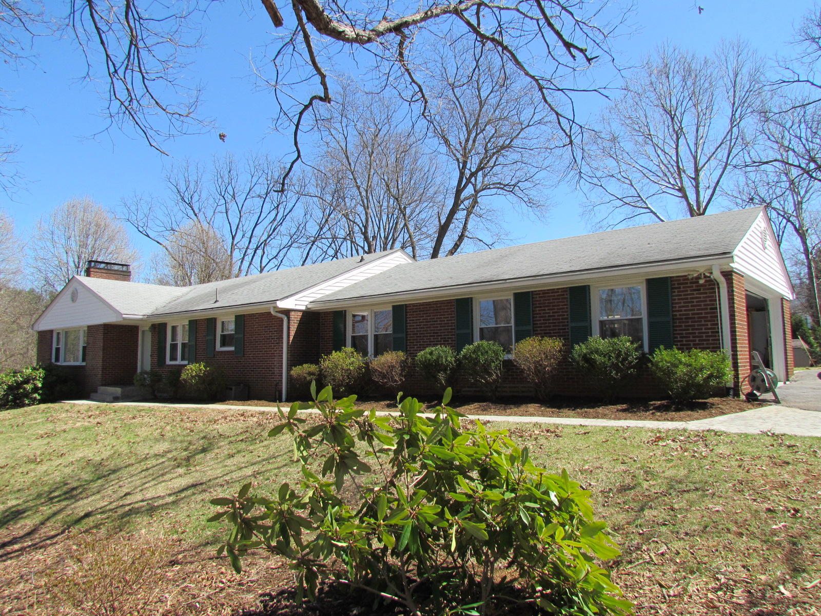 2605 Greenview Road Roanoke, VA 24018 - Photo 1 of 30 Front