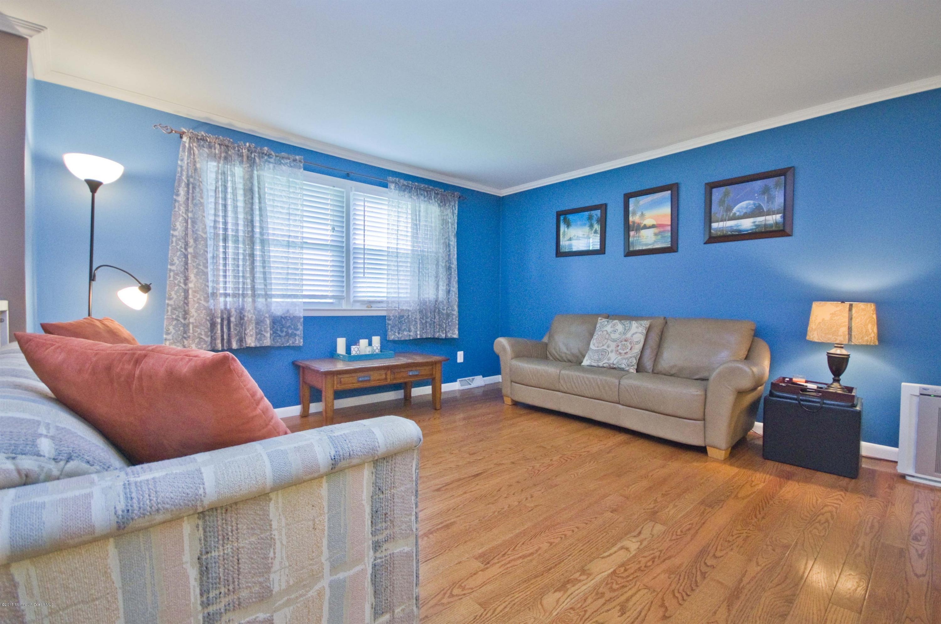 810 Neck Road Burlington, NJ 08016 - Photo 4 of 41 004_LIVING ROOM