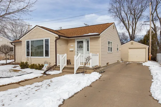 $250,000 | 224 East Pershing Street, Appleton, WI 54911