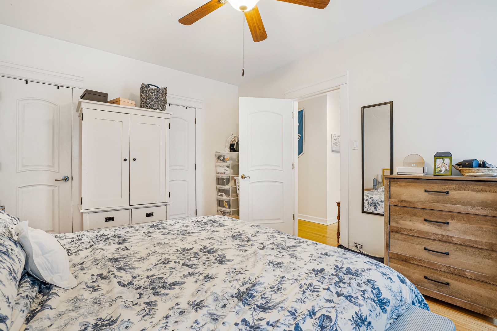 718 West Gordon Terrace, Unit 1F Chicago, IL 60613 - Photo 12 of 13 a bedroom with a bed and a dresser