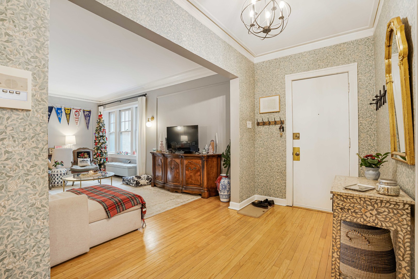 718 West Gordon Terrace, Unit 1F Chicago, IL 60613 - Photo 2 of 13 a bedroom with a bed and a flat screen tv