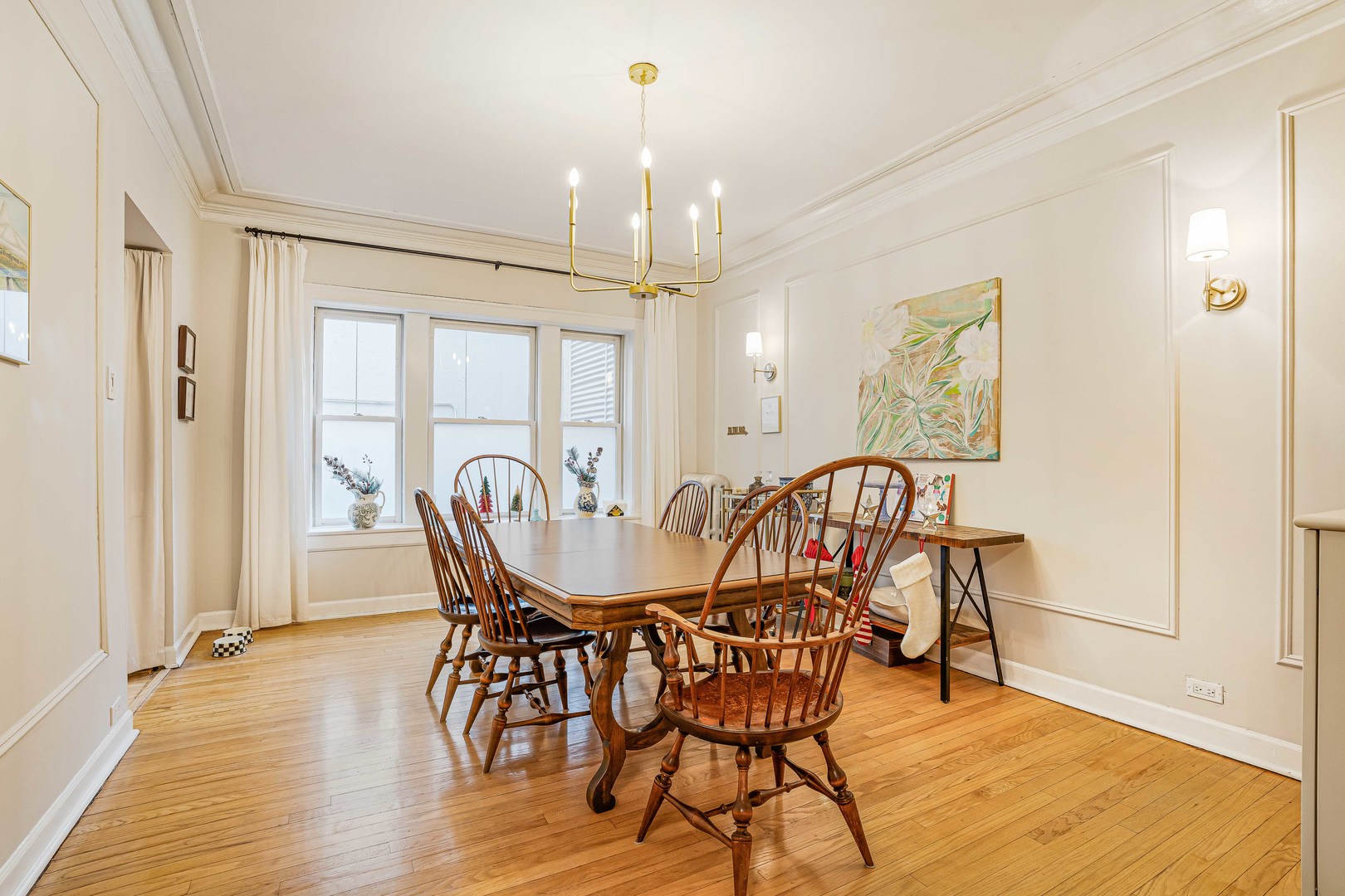 718 West Gordon Terrace, Unit 1F Chicago, IL 60613 - Photo 5 of 13 a view of a a dining room with furniture window and wooden floor