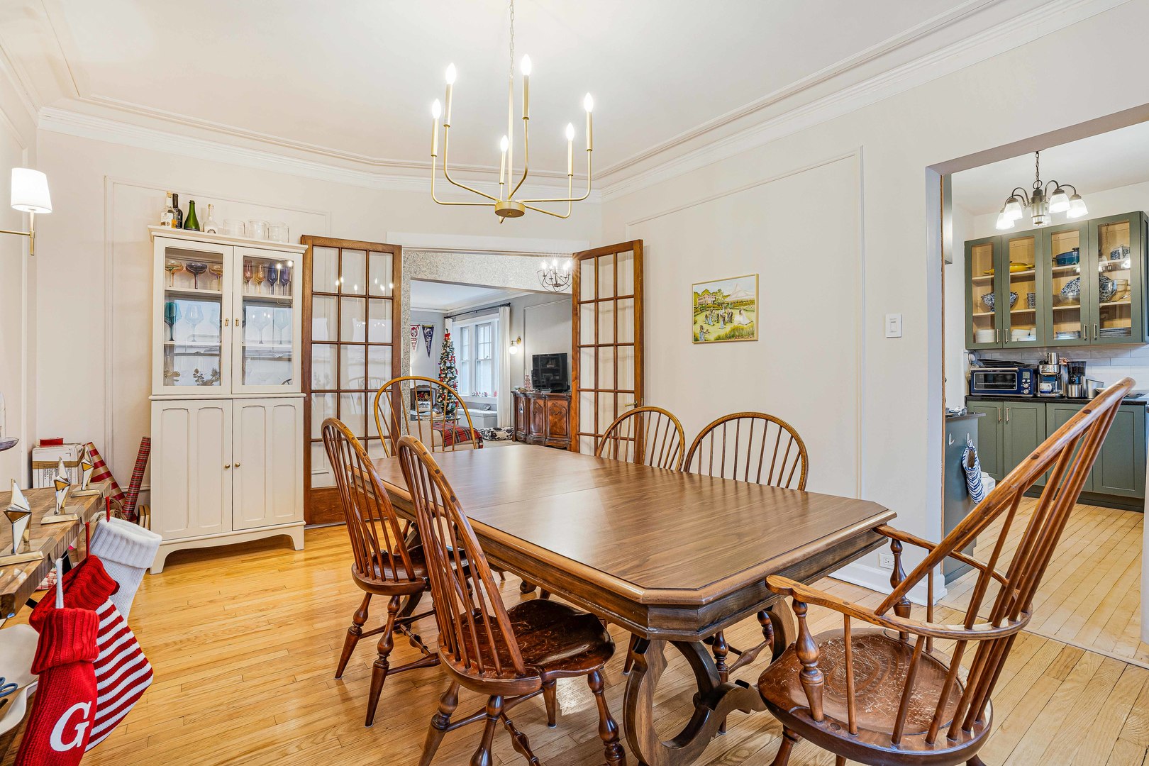 718 West Gordon Terrace, Unit 1F Chicago, IL 60613 - Photo 6 of 13 a view of a dining room with furniture and wooden floor