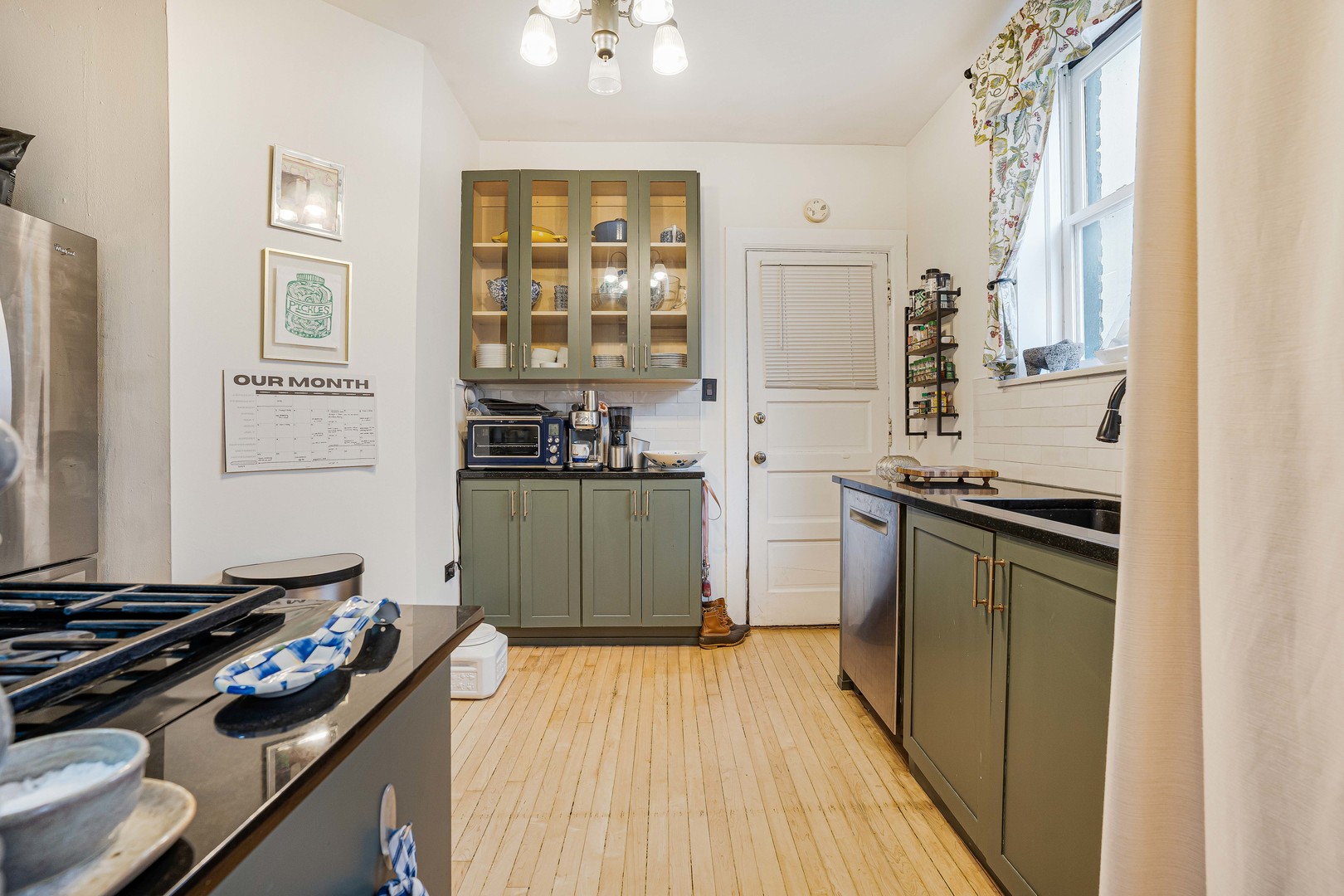 718 West Gordon Terrace, Unit 1F Chicago, IL 60613 - Photo 7 of 13 a kitchen with a stove and a wooden floor
