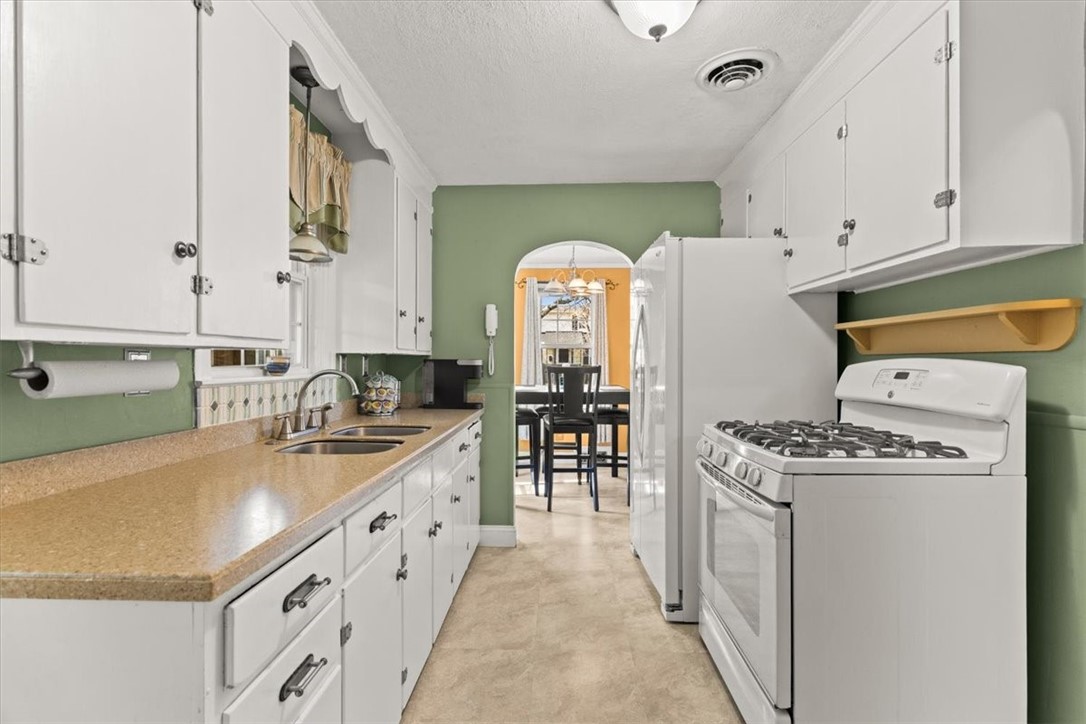 49 Cove Street Pawtucket, RI 02861 - Photo 15 of 36