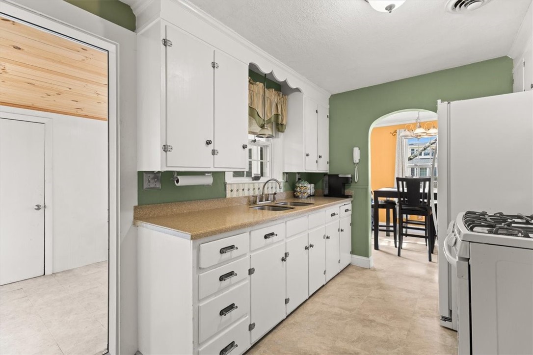 49 Cove Street Pawtucket, RI 02861 - Photo 16 of 36