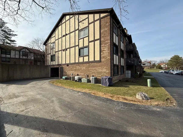 $1,750 | 259 Stoneybrook Lane, Unit 2B, Bloomingdale, IL 60108