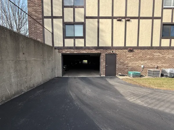 $1,750 | 259 Stoneybrook Lane, Unit 2B, Bloomingdale, IL 60108