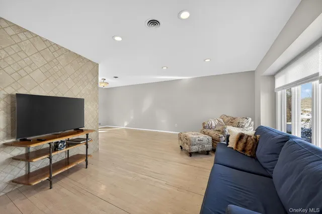 $5,200 | 10 Whitlock Street, Plainview, NY 11803