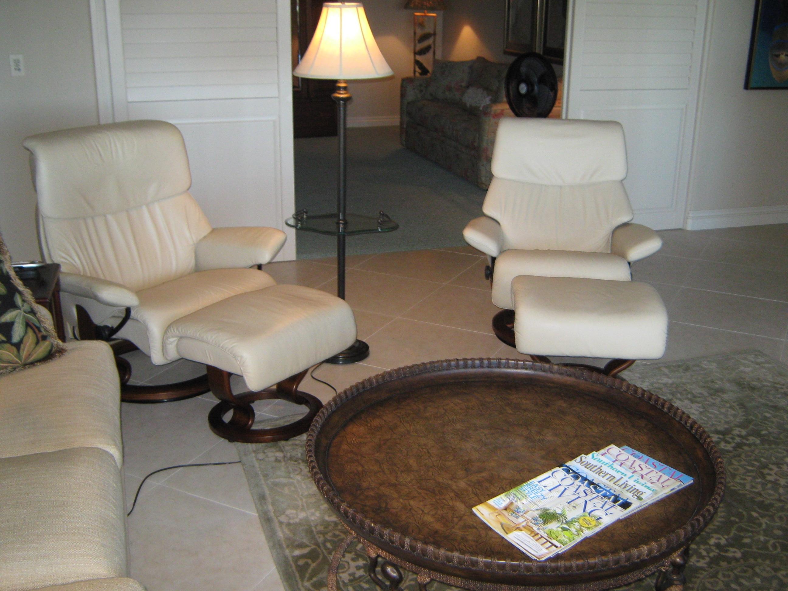 19670 South Beach Road, Unit PHB4 Jupiter, FL 33469 - Photo 20 of 35 a living room with furniture and a lamp