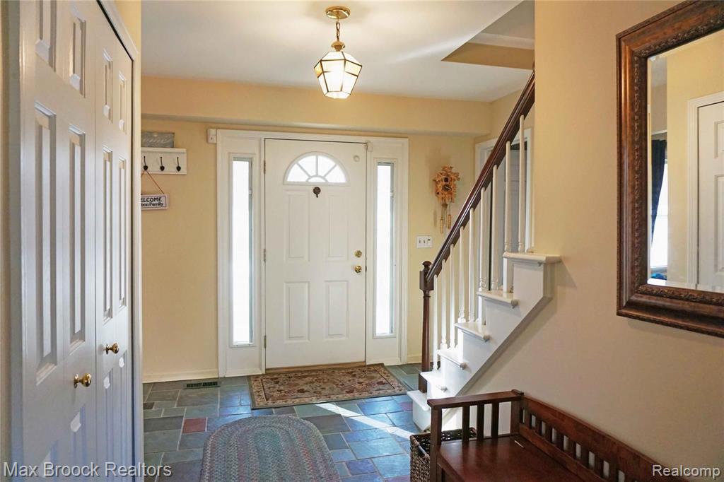 35718 Johnstown Road Farmington Hills, MI 48335 - Photo 2 of 31