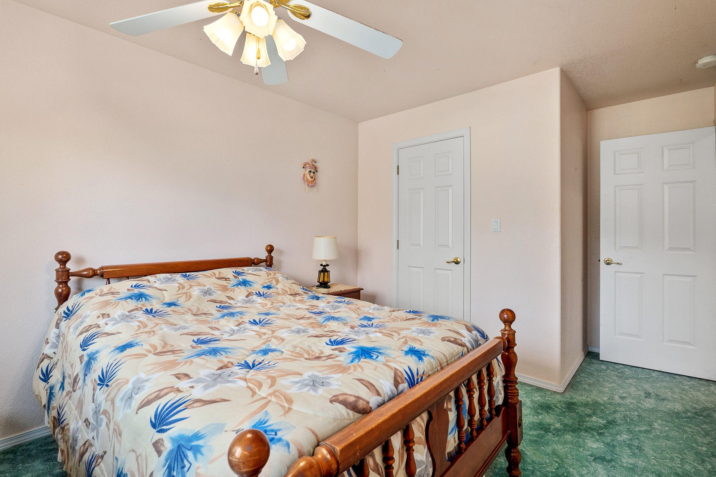 14845 Water Gap Road Williams, OR 97544 - Photo 22 of 44 Guest Room