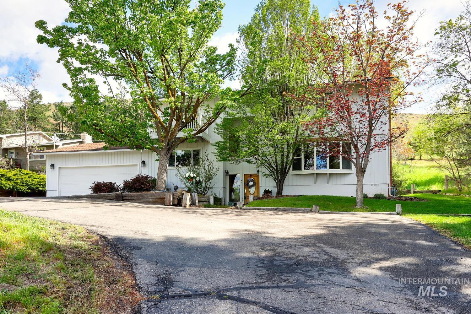 View of front of house with driveway
