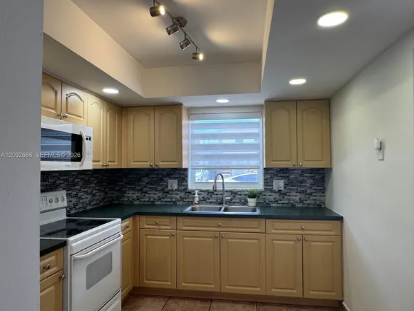 $2,500 | 1373 West 69th Street, Hialeah, FL 33014