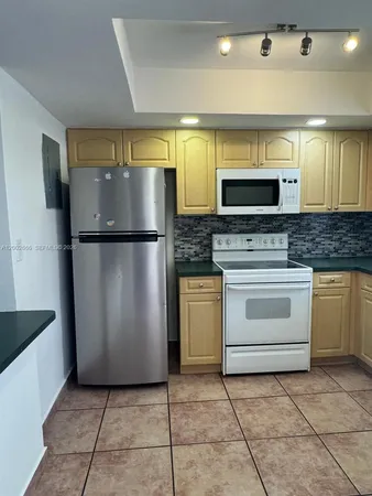 $2,500 | 1373 West 69th Street, Hialeah, FL 33014