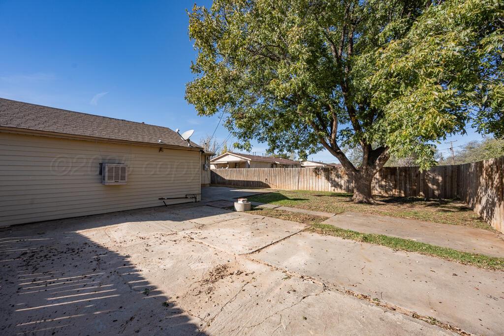 4319 South Lipscomb Street Amarillo, TX 79110 - Photo 24 of 28 a backyard of a house with a tree