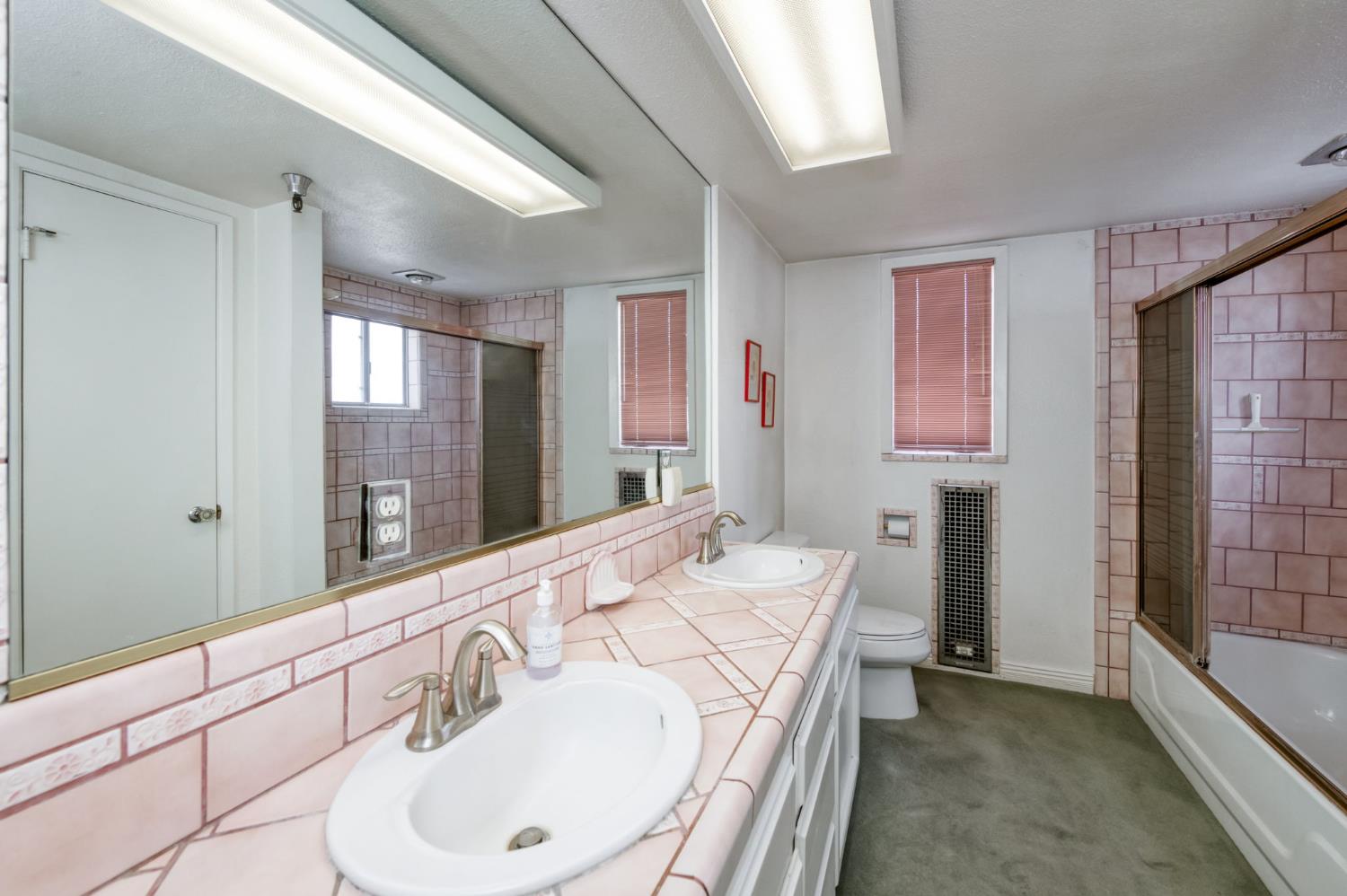 916 East Divisadero Street Fresno, CA 93721 - Photo 14 of 23 a bathroom with a sink and a mirror