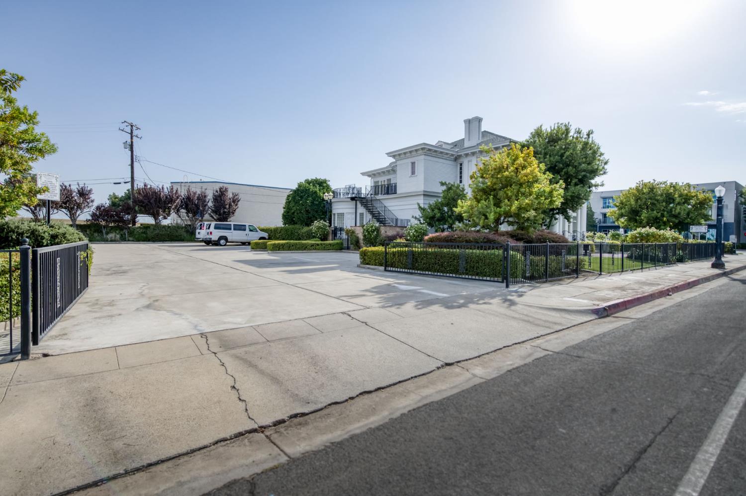 916 East Divisadero Street Fresno, CA 93721 - Photo 5 of 23 a view of a terrace