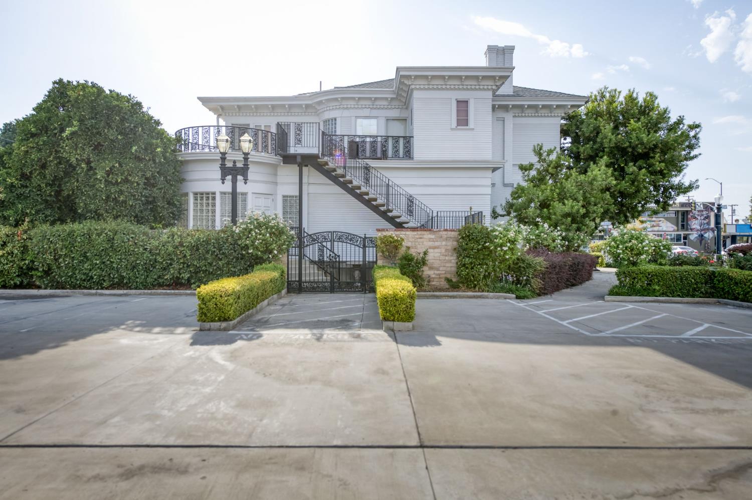 916 East Divisadero Street Fresno, CA 93721 - Photo 8 of 23 a view of a house with a outdoor space