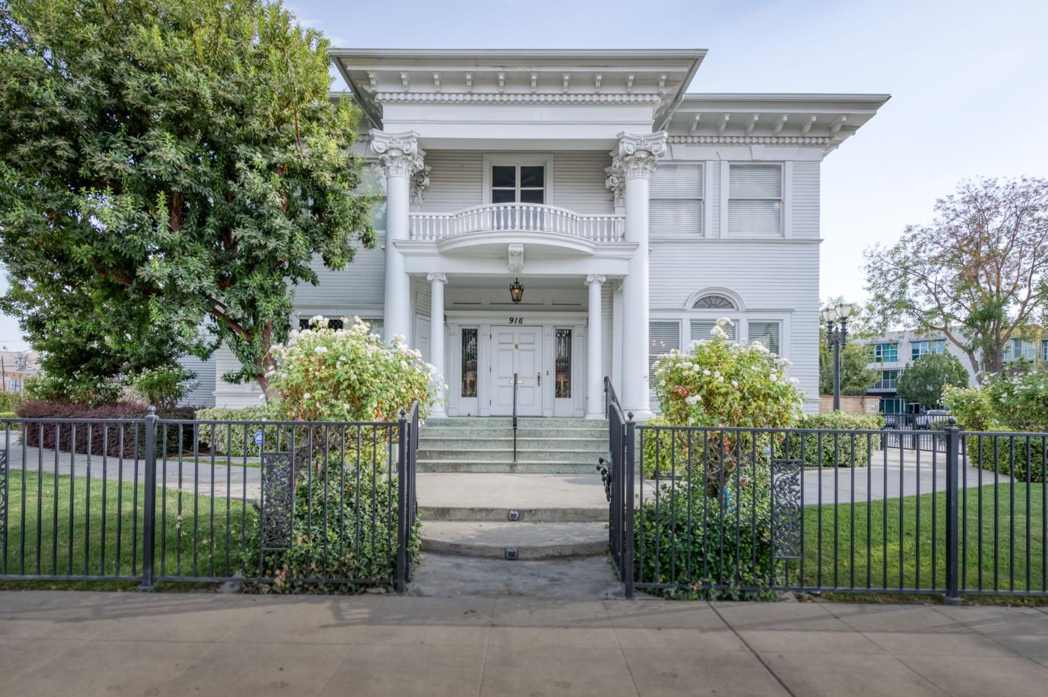 916 East Divisadero Street Fresno, CA 93721 - Photo 9 of 23 front view of a house
