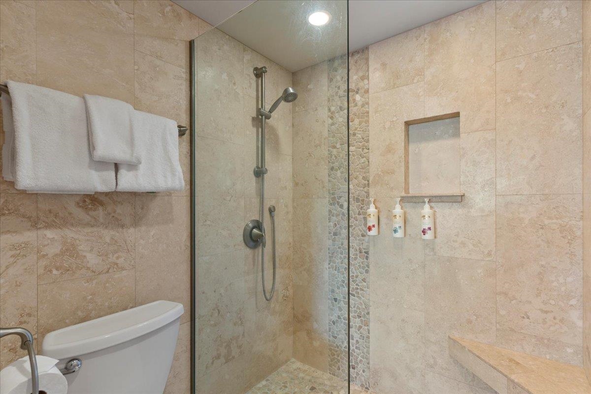 2575 South Kihei Road, Unit G409 Kihei, HI 96753 - Photo 28 of 32 a bathroom with a shower and toilet